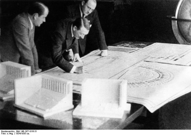 ヒトラー〜最後の12日間〜↑1934年、ヒトラーがシュペーアとともに設計図に変更を加えている様子。ドイツ連邦文書館提供。.jpg