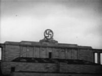 1945年4月25日、アメリカ軍により爆破されたツェッぺリン広場のナチスの鉤十字（スワスチカ）。アメリカ国立公文書記録管理局提供。.gif
