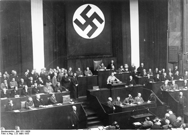 ヒトラー〜最後の12日間〜↑1933年3月23日、全権委任法の成立を受けて演説するヒトラー。これにより、彼は一挙に権力を手中にした。ドイツ連邦文書館提供。.JPG