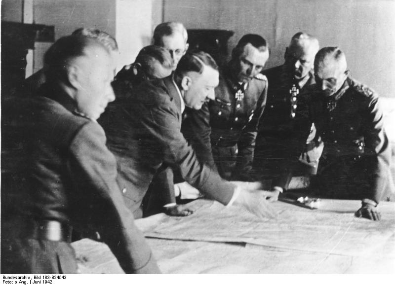 ヒトラー〜最期の12日間〜1942年6月1日作戦の指揮を執るヒトラー。ドイツ連邦文書館提供。.jpg
