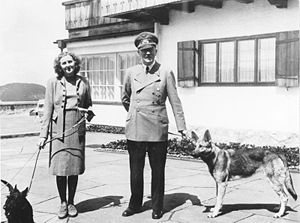 ヒトラー〜最後の12日間〜↑エヴァとヒトラー。1942年6月撮影。.jpg