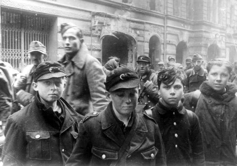 ヒトラー〜最後の12日間〜↑ソ連軍の捕虜になったヒトラー・ユーゲントの少年たち。1945年、ソ連軍により撮影された。ロシア連邦公文書館所蔵。.jpg
