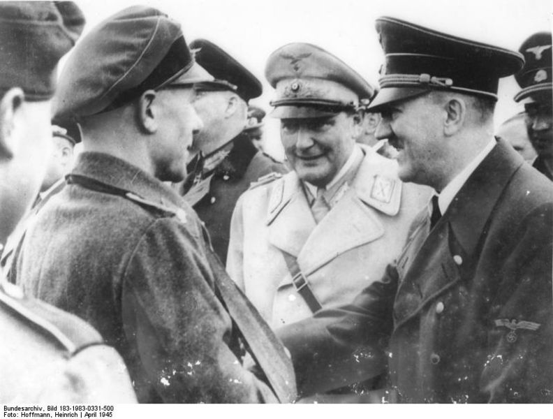 ヒトラー〜最後の12日間〜↑部隊を視察するゲーリング（奥の白服）とヒトラー（手前）。1945年4月撮影。ドイツ連邦文書館提供。.JPG