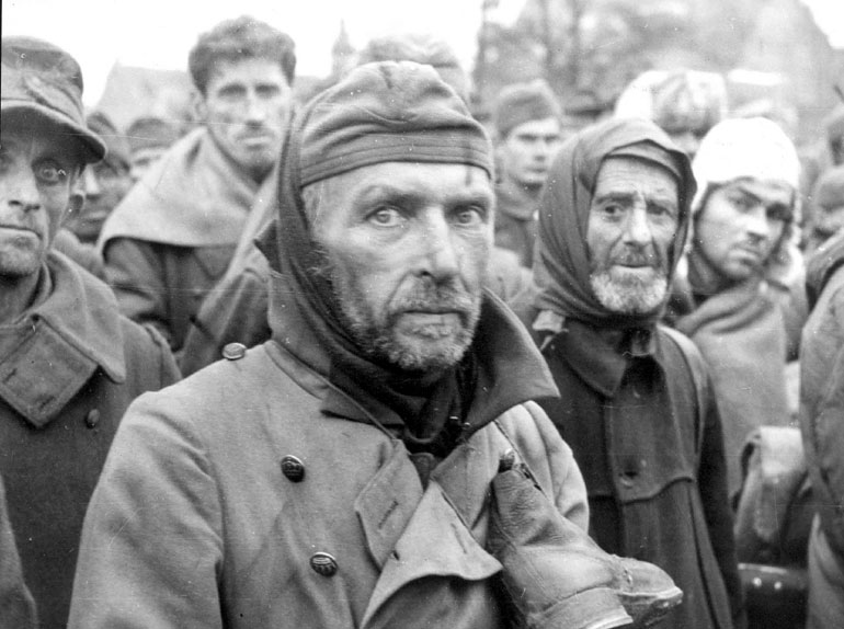 ↑捕虜になった国民突撃隊員たち。第1次世界大戦の従軍経験があるだけで徴用された。1945年撮影、ロシア連邦公文書館所蔵。.jpg