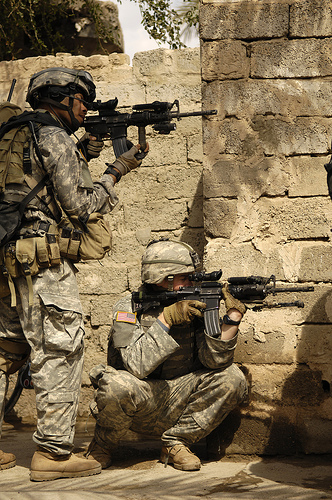 イラク、反政府勢力の武器庫の探索任務中、非常線を張る間の警戒に当たる兵士たち。2007年4月2日撮影。アメリカ空軍提供。.jpg