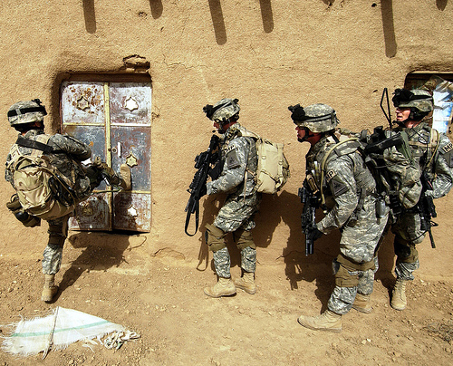 イラク・Aｌ Jazeera砂漠での大規模な攻撃作戦で、家屋に突入するアメリカ軍。2006年5月22日撮影。アメリカ空軍提供。.jpg