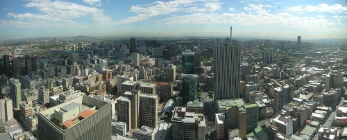 ツォツィ↑ヨハネスブルグのパノラマ写真。都市部は日本の都市とそれほど変わらないように見える。.jpg