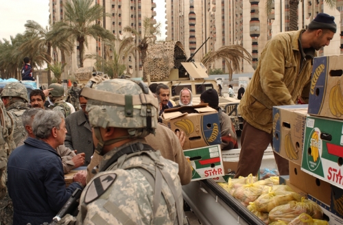 ハート・ロッカー↑イラク人商人たちがアメリカ軍の兵士を相手に商売をしに来ている。アメリカ軍・軍事情報センター提供。.jpg