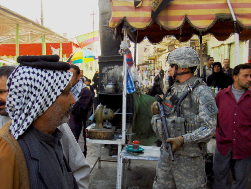 ハート・ロッカー↑市街の警備に当たるアメリカ軍兵士。アメリカ軍・軍事情報センター提供。.jpg