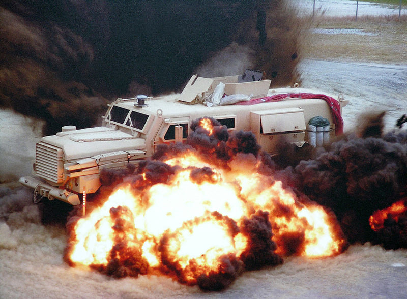 ハート・ロッカー↑耐爆試験中のMRAP。3段階の耐爆強度があり、これは2段階目のMRAP。アメリカ海兵隊提供。.jpg