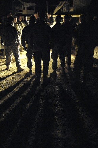 ハート・ロッカー↑夜間パトロール前の打ち合わせ。イラク・バグダッド南部、2007年7月24日。アメリカ空軍提供。.jpg
