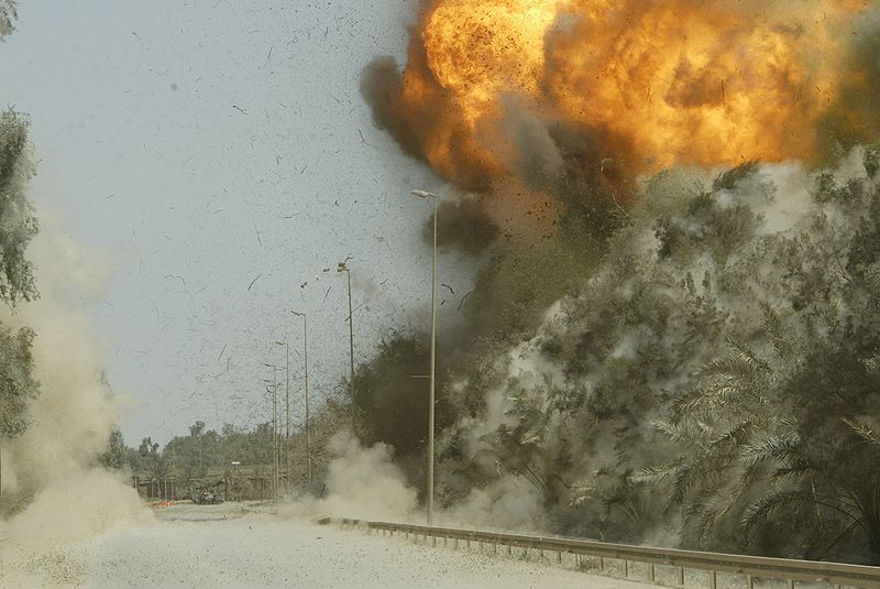 ハート・ロッカー↑IEDが爆発した瞬間。対戦車用地雷を利用したIEDだと思われる。イラク・2003年撮影。.jpg
