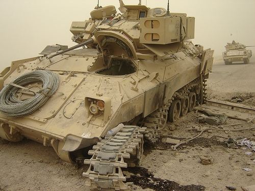 ハート・ロッカー↑IEDで下部を破壊されたブラッドリー歩兵戦闘車。イラク・バグダッドで撮影。.jpg