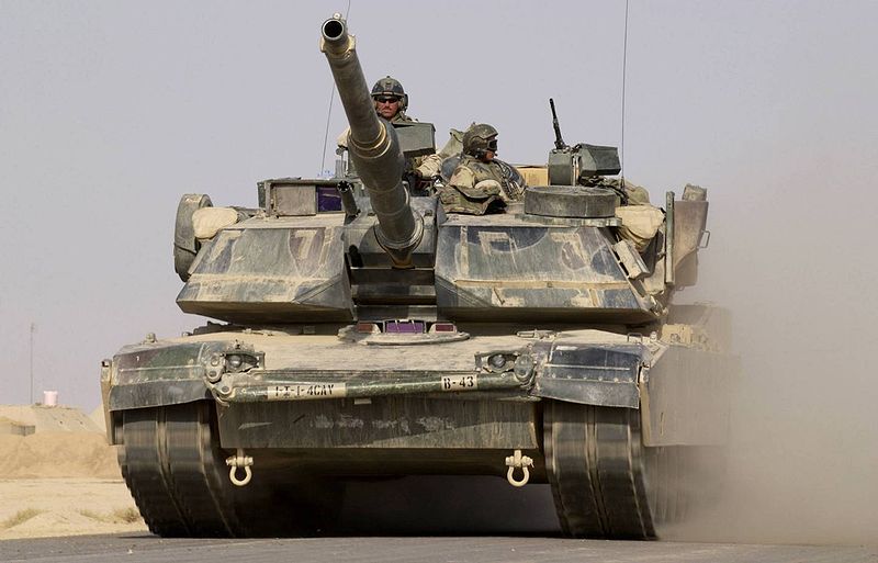 ハート・ロッカー↑M1A1エイブラムス戦車。作戦のためにキャンプから出撃するところ。イラク・2004年10月撮影。アメリカ軍提供。.jpg