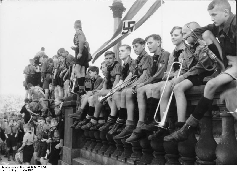 ヒトラー・ユーゲントとは10歳から18歳の青少年からなる組織。参加が義務付けられ、1944年に突撃隊に併合された。.jpg