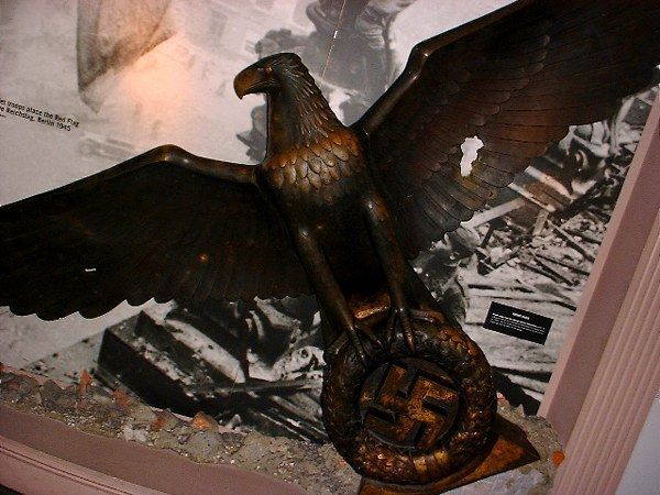 ヒトラー〜最期の12日間〜↑ナチス総統官邸にあったとされる青銅の像。イギリス・ダックスフォード戦争博物館所蔵。.jpg
