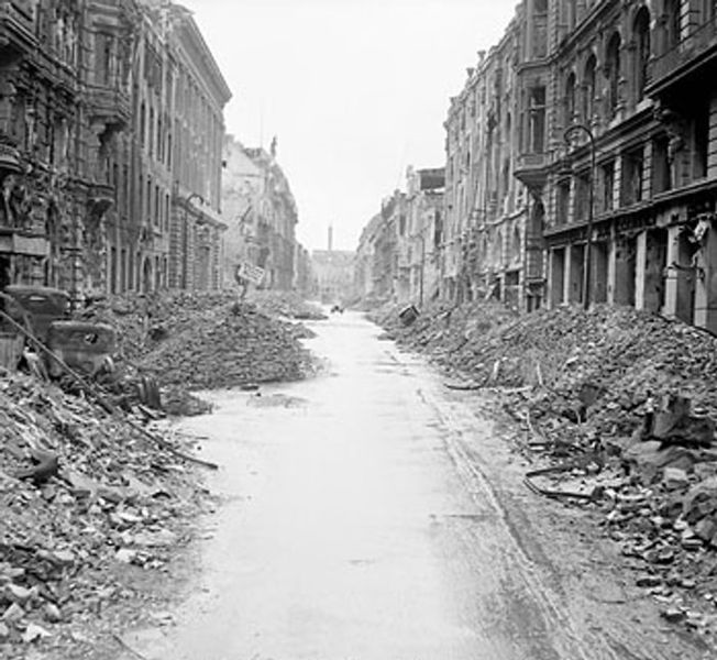 ヒトラー〜最期の12日間〜↑荒廃したベルリンの街。イギリスダックスフォード帝国戦争博物館所蔵。.jpg